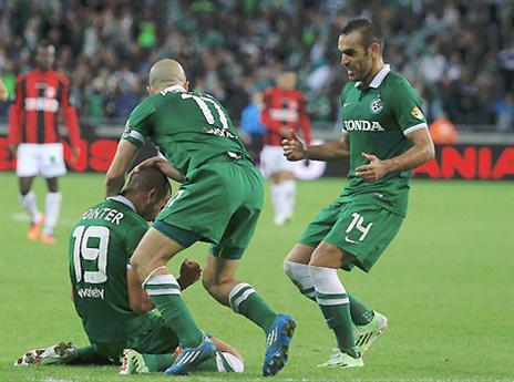 "סמי עופר" בידיהם. שחקני מכבי חיפה (אלן שיבר)