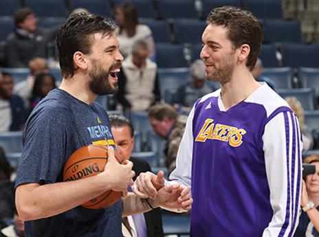 מעניין על מה הם מדברים מסביב לשולחן המשפחתי (getty)