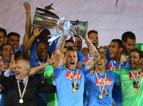 גם בקטאר, זה נראה טוב. שחקני נאפולי עם הגביע (gettyimages)