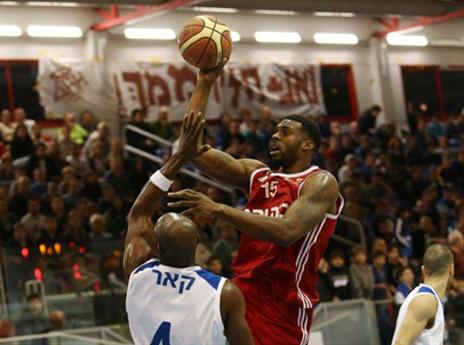 במוקד עמד דונטה סמית' (עודד קרני)