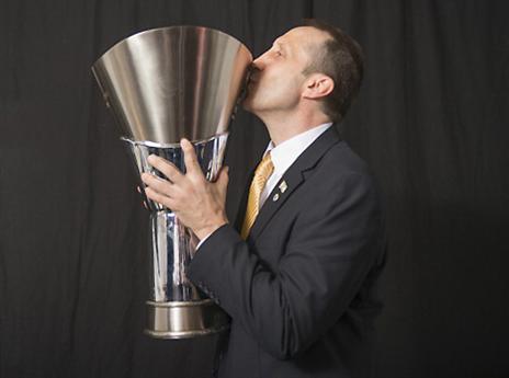 אבל במאי הגיע הגביע