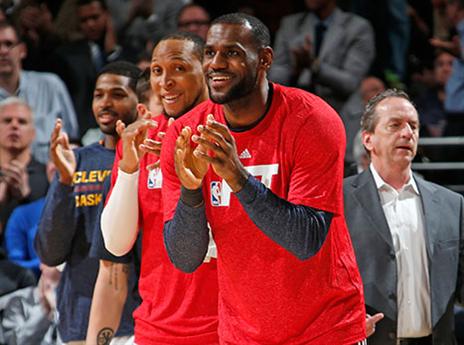 לברון. נהנה לצפות מהספסל (getty)