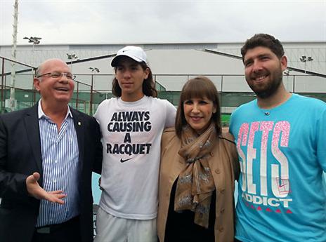 דוגמא בולטת. ישי עוליאל עם השרה