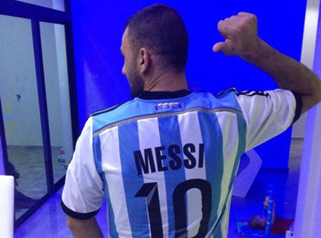 אם יוולד לו בן, הוא יקרא לו מסי (עמוד הפייסבוק הפרטי)