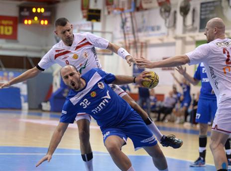 עוד ניצחון גדול לרמה"ש. ראדולוביץ' עם מימון (צילום: עמית שיסל, איגוד הכדוריד)