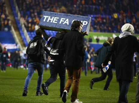 אוהד רדינג נלהב עם השלט של הגביע (Getty)