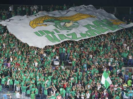 הגיעו בשיירות. אוהדי נצרת (צילום: אלן שיבר)