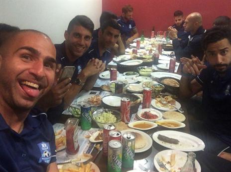 שחקני עכו בארוחה אחרי המשחק