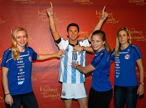 אפילו שחקניות נבחרת גרמניה מתלהבות. וזה רק פסל (gettyimages)