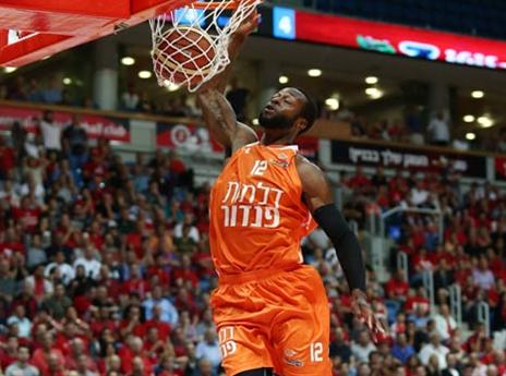 יום נפלא של ג'ונסון לא הספיק לכתומים (צילום: אלן שיבר)