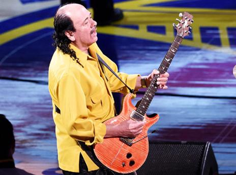 קרלוס סנטנה נתן הצגה בהמנון (getty)