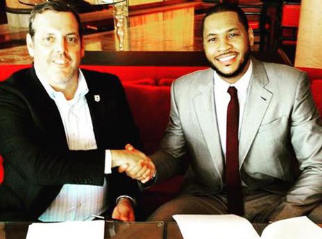 אנתוני במעמד החתימה (צילום מתוך טוויטר)