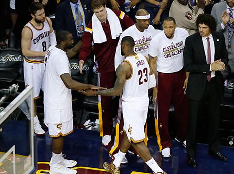 יביא אליפות לעיר בעונה הבאה? לברון (GETTYIMAGES)