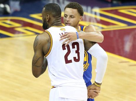 קרי ניסה לנחם את הקינג (getty)