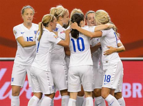 עמדו בציפיות, אנגליה (gettyimages)