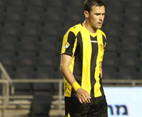 שקוורץ במדי בית"ר (אלן שיבר)