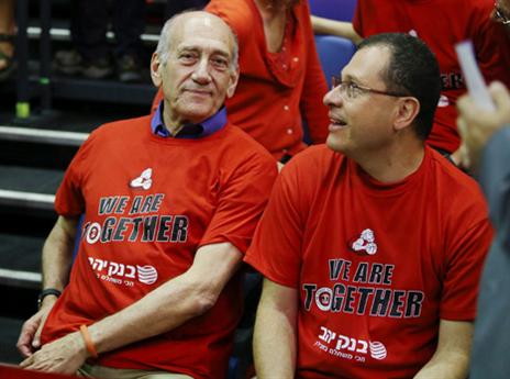 ראש העירייה לשעבר בא לעודד, אהוד אולמרט (אלן שיבר)