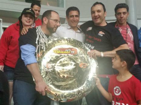 מרגש, עדי גורדון, אייל חומסקי וגיא הראל מניפים את הצלחת