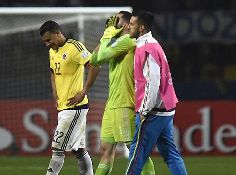 אכזבת הטורניר. שחקני קולומביה יורדים בבכי מהדשא (AFP)