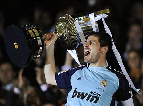 הניף גביעים (gettyimages)