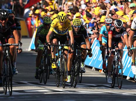 פרום ושאר המובילים מגיעים לקו הסיום - ביחד (GETTY)