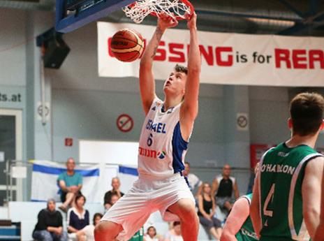 קופרברג מטביע. הנבחרת דורסת כל מה שזז (צילום: אתר פיב"א)