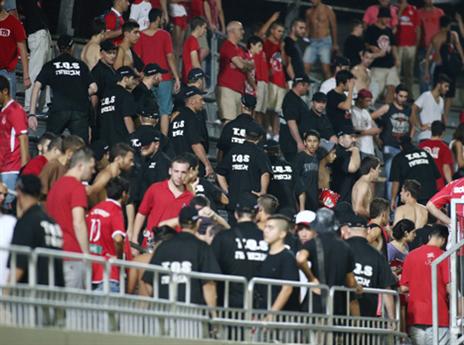 הסדרנים ניסו להרגיע. (אלן שיבר)