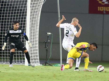 זהבי מנסה לסחוט פנדל מבורחל (צילום: אלן שיבר)