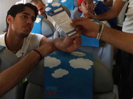 רועי קהת על המטוס לפני הנחיתה