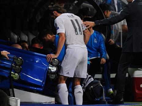 בייל יורד מהמגרש לאחר הפציעה (Getty)