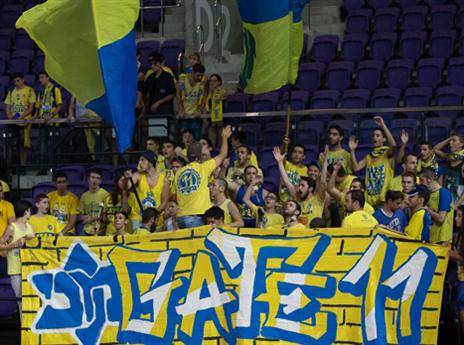 אוהדי מכבי ת"א ביציע (אלן שיבר)