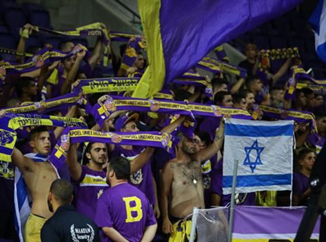 הקהל הסגול מפגין נוכחות (לירון מולדובן)