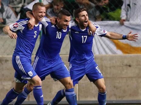 הקפריסאים חוגגים אחרי המהפך (Getty)