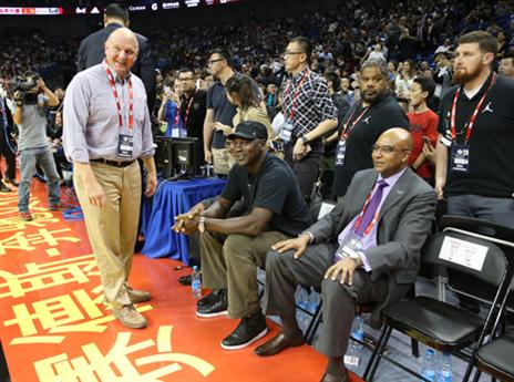 סטיב באלמר ומייקל ג'ורדן בשנחאי (Getty)