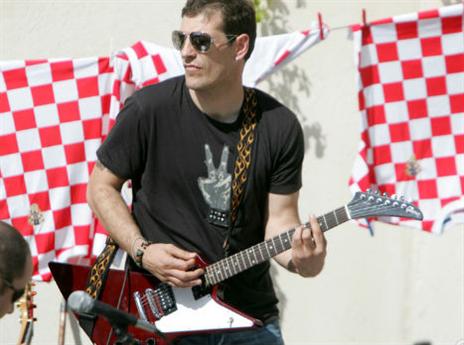 עם הגיטרה ביד