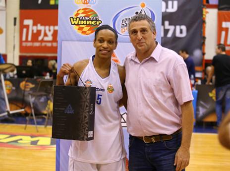 תומאס. להטה על הפרקט (צילום: מנהלת ליגת ווינר אתנה)