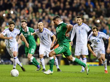 וולטרס שולח את הפנדל לרשת (Getty)