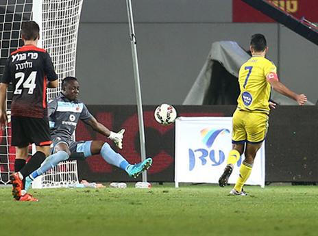 עבר את רף 100 השערים במכבי. זהבי (אלן שיבר)