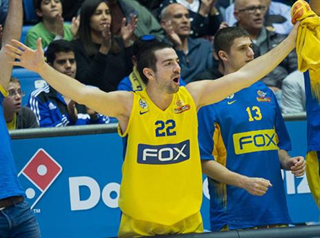 רוצ'סטי מעודד את חבריו מהספסל