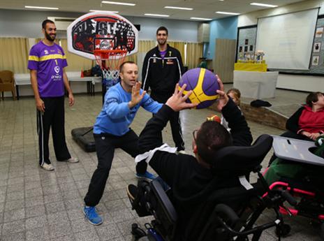 שמיר: "שמחים להיות חלק מהמסורת" (לירון מולדובן)