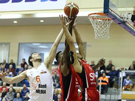 חנוכי מנסה להגיע לכדור (אלן שיבר)