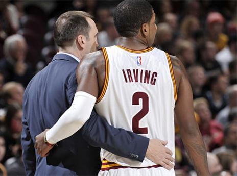 "קיירי נראה כמו עצמו". בלאט בחיבוק אוהב לארווינג (gettyimages)