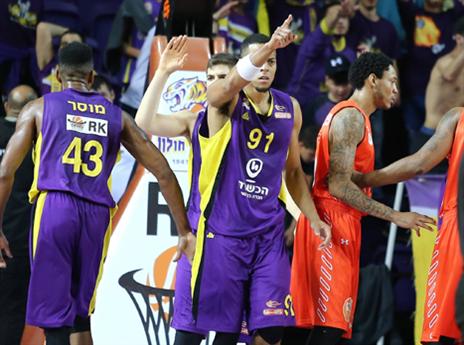 רוזפלט. חולון ניצחה עם הגב אל הקיר (צילום: אלן שיבר)