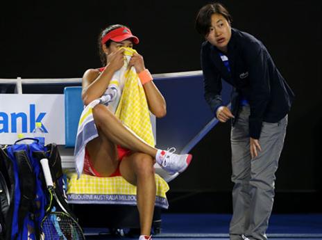 איבנוביץ' צופה בדאגה (Getty)