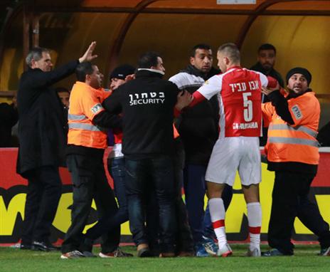 המהומה בעקבות חדירת האוהד