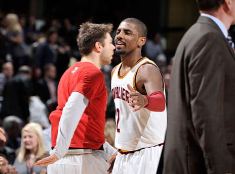 קיירי מרוצה. לו יבחר אותו? (Getty)