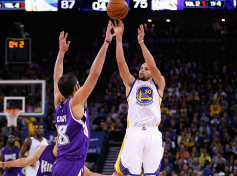 כספי מנסה לעצור את קרי (gettyimages)