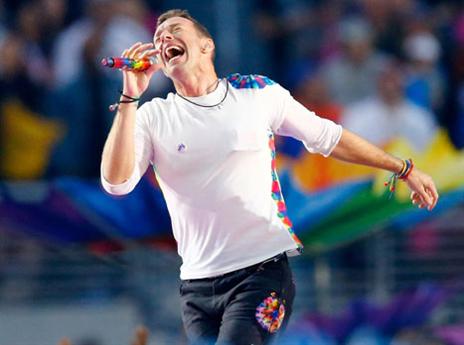 כריס מרטין פתח את הופעת המחצית (Getty)