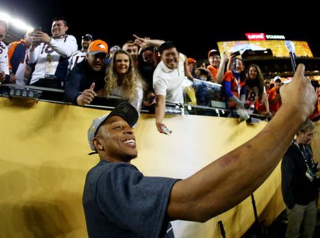 כריס האריס חתם בסלפי (Getty)