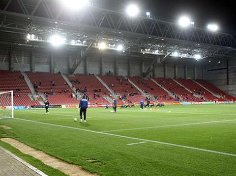 מראות לא רגילים באצטדיון טרנר בדקות של לפני המשחק (דני מרון)